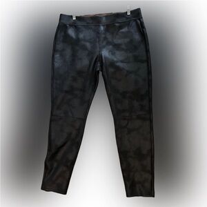 HUE Pull On Pants Faux Suede Size XL Leggings Black with intentional fading.